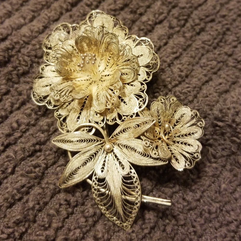 Vintage spun silver brooch